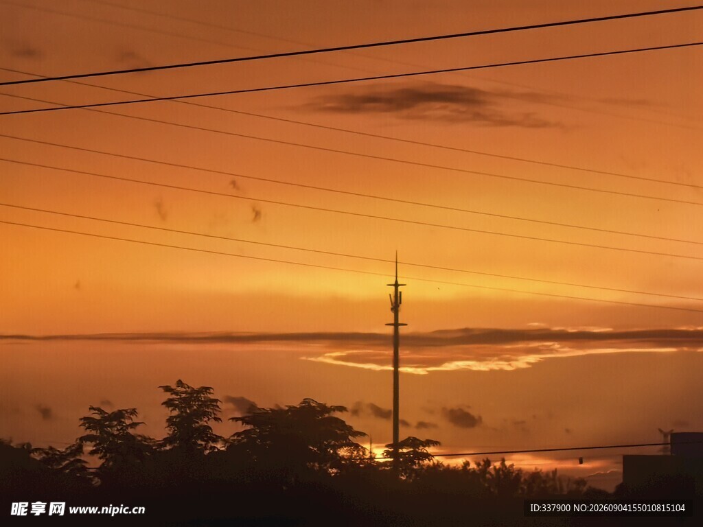 夕阳下的城市天际线