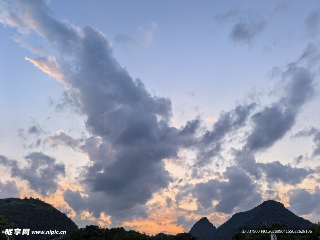 日落时分山间壮丽云霞
