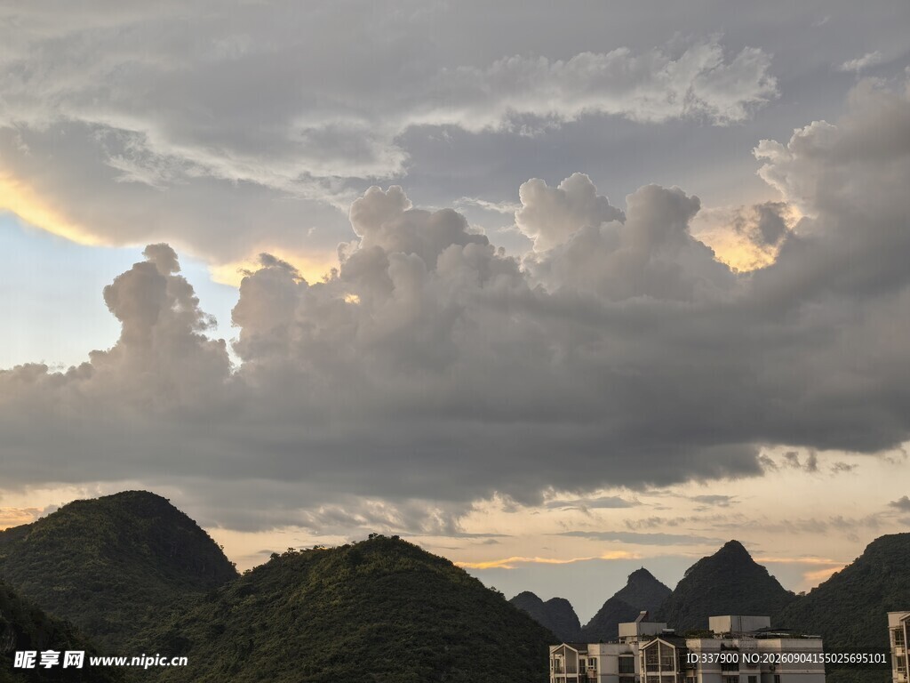 山间云霞美景