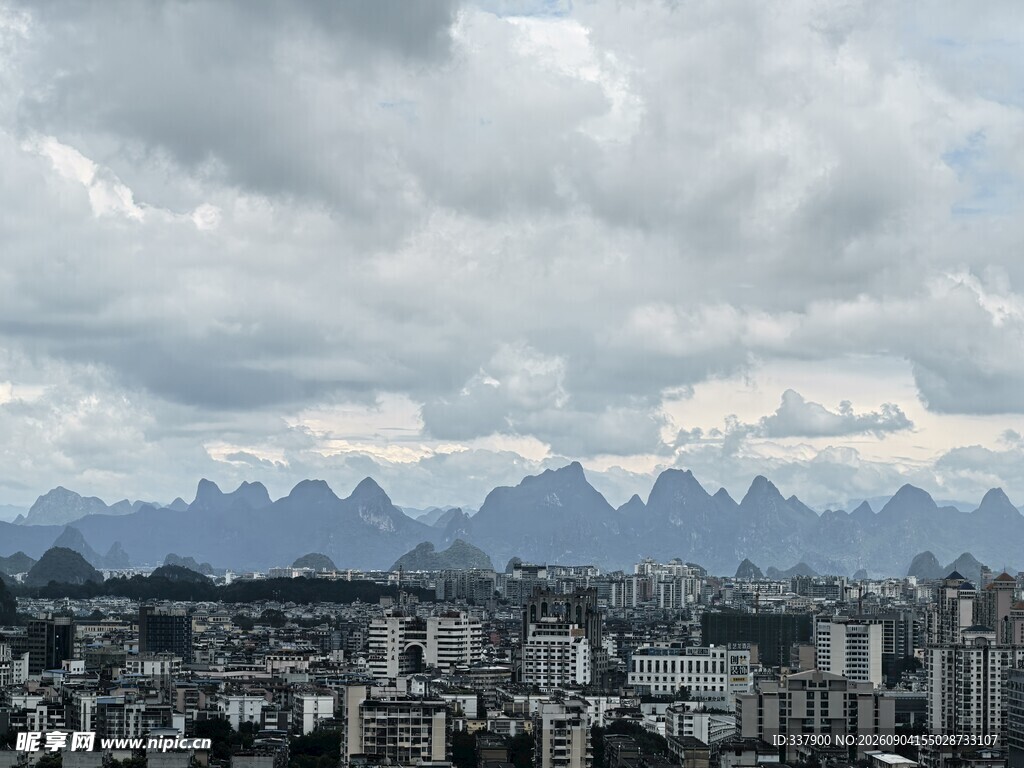 城市与远山的壮美景观