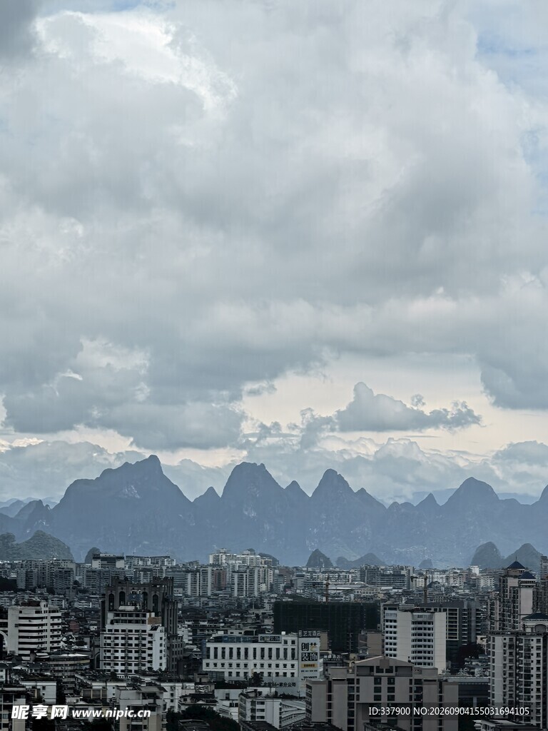 城市与远山的天际景观