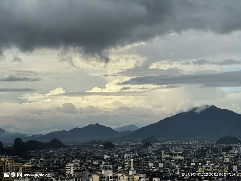 城市远山间的多云景致