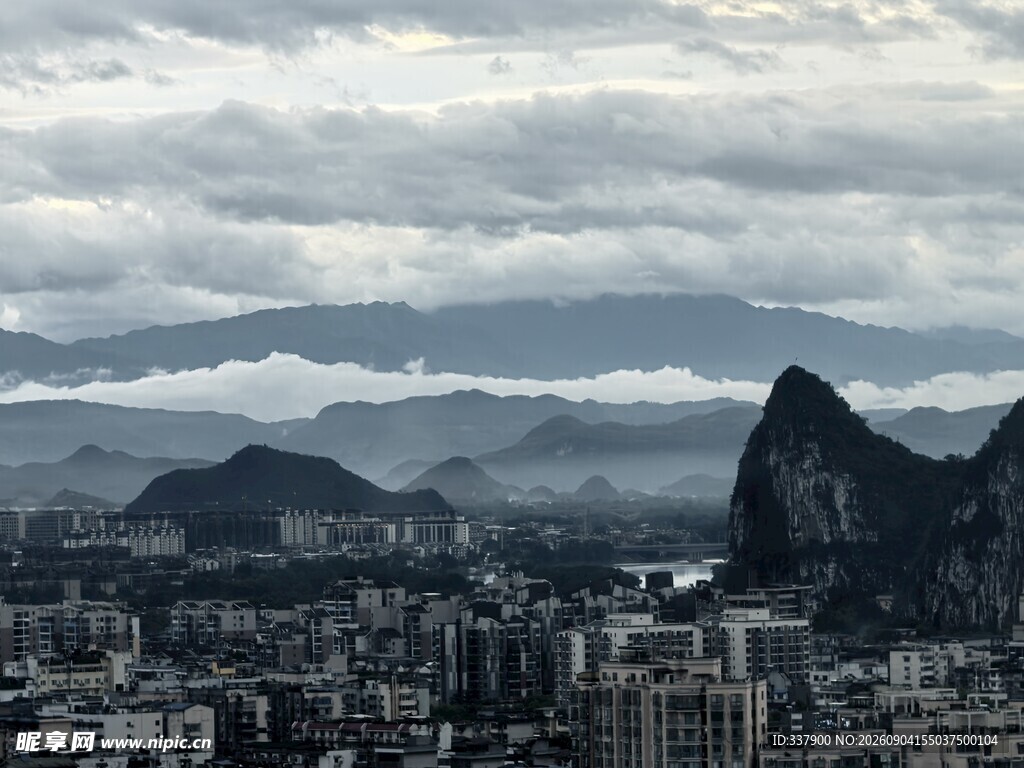 城市与远山的云雾景致