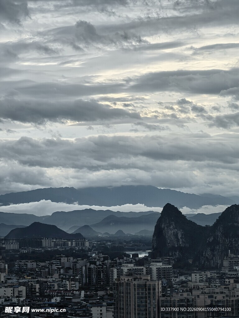 城市山峦间的多云景致