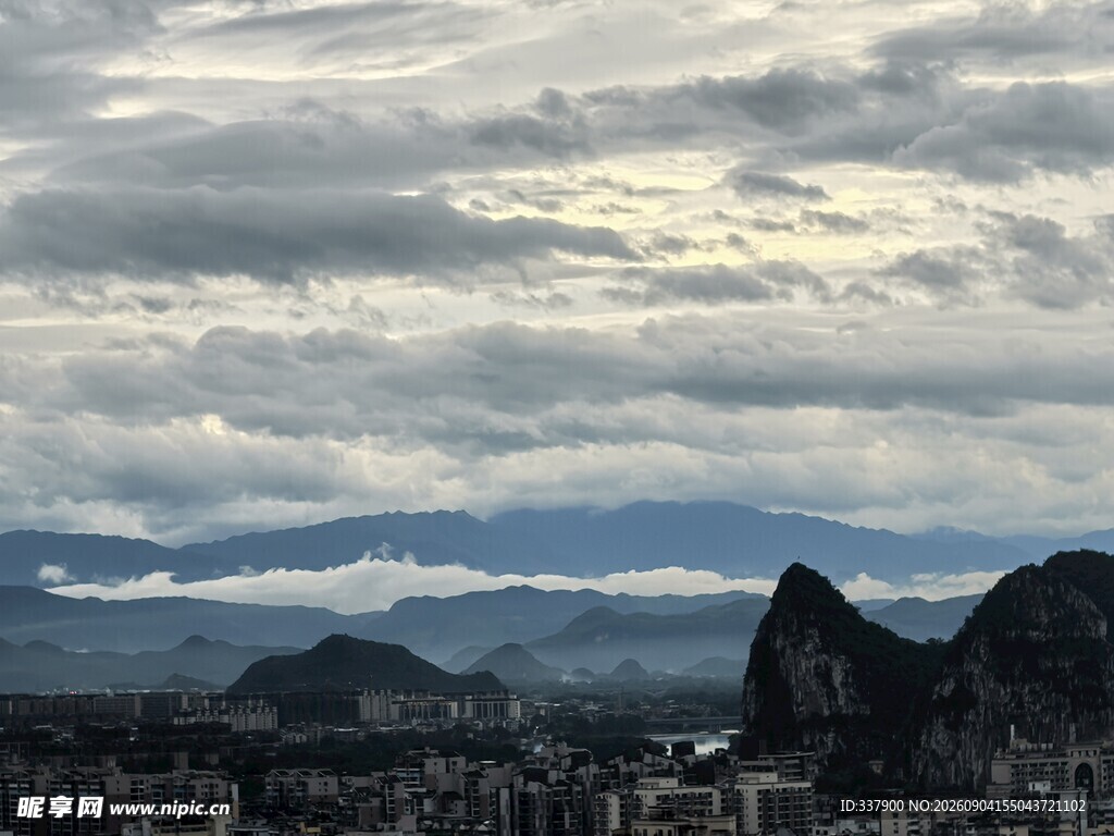 山城云雾缭绕的壮美景观