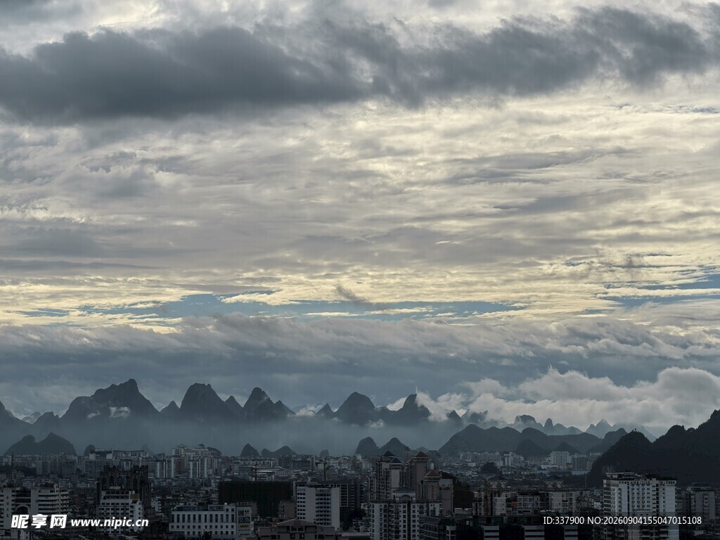 云雾笼罩下的城市与远山