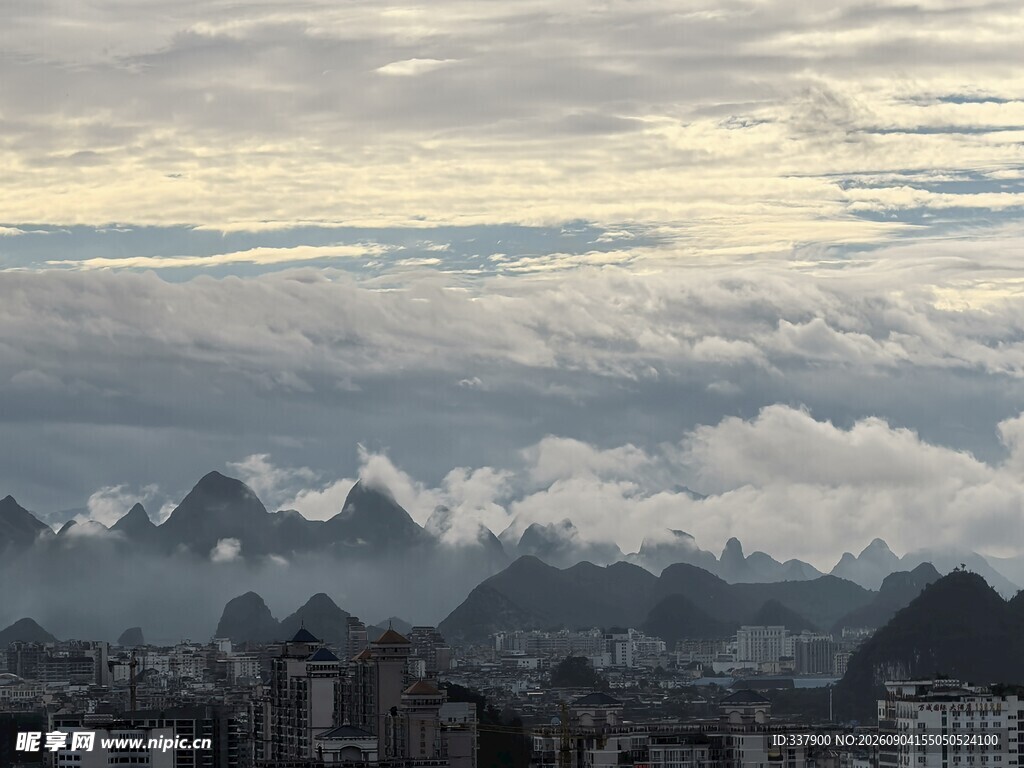 云雾缭绕的山峦与城市景观