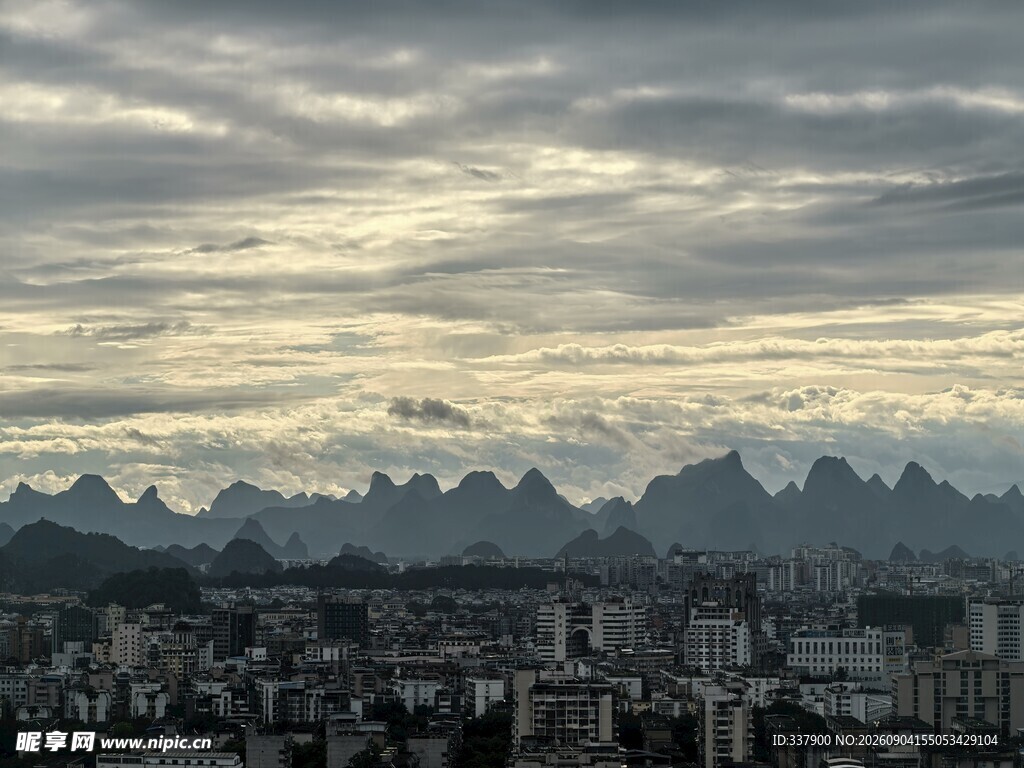 城市与远山的壮美天际线