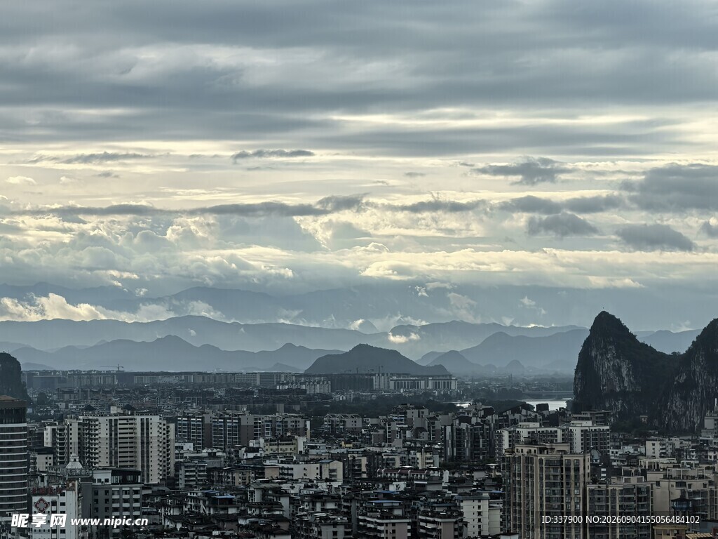 城市与远山的壮丽景观