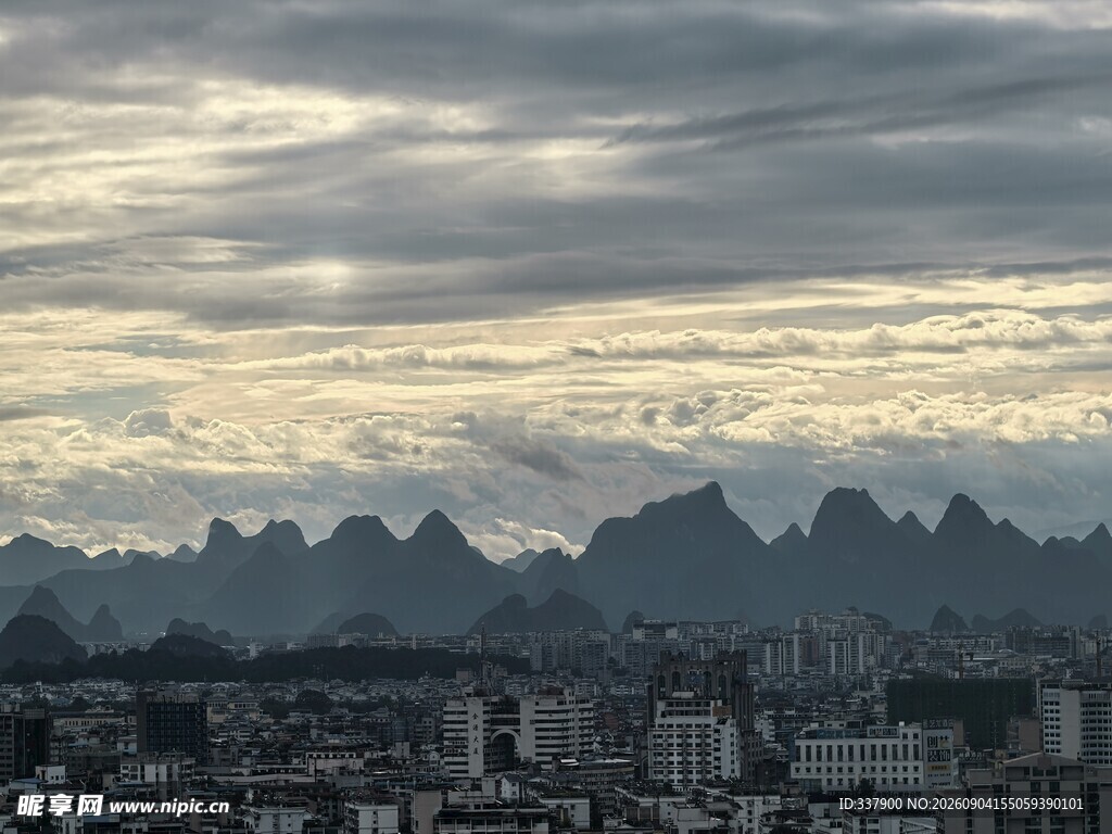 城市与远山的黄昏景致