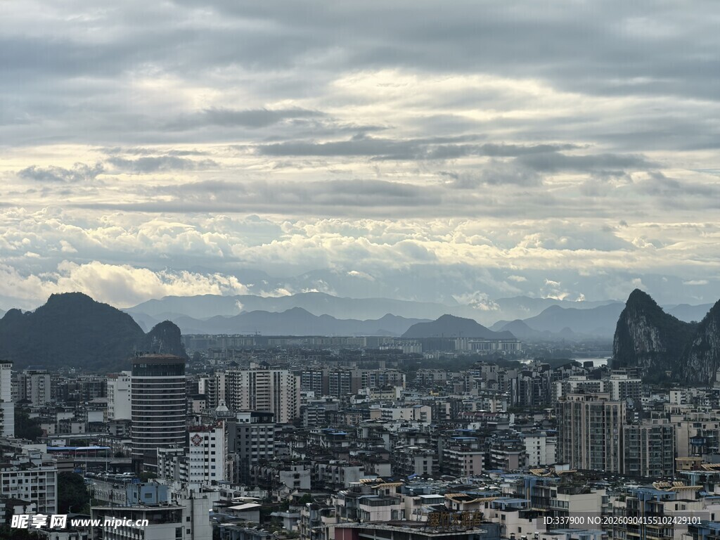 城市与远山的天际线景观