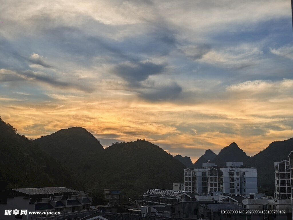 山间城市日落美景