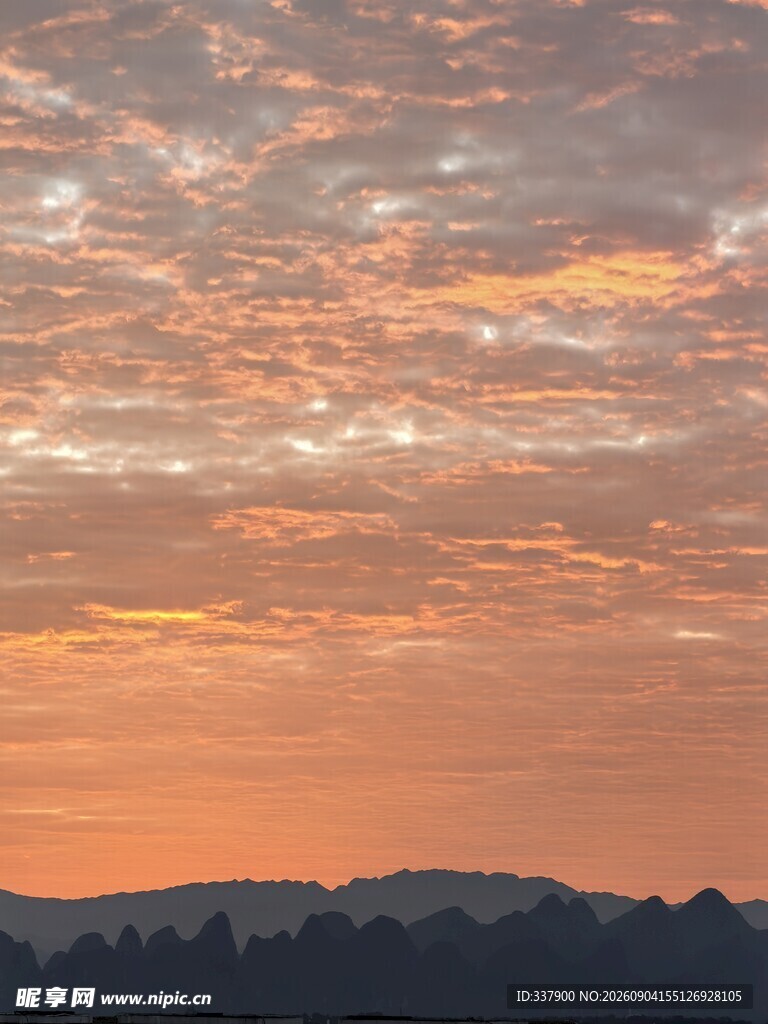 日落时分的绚烂天空