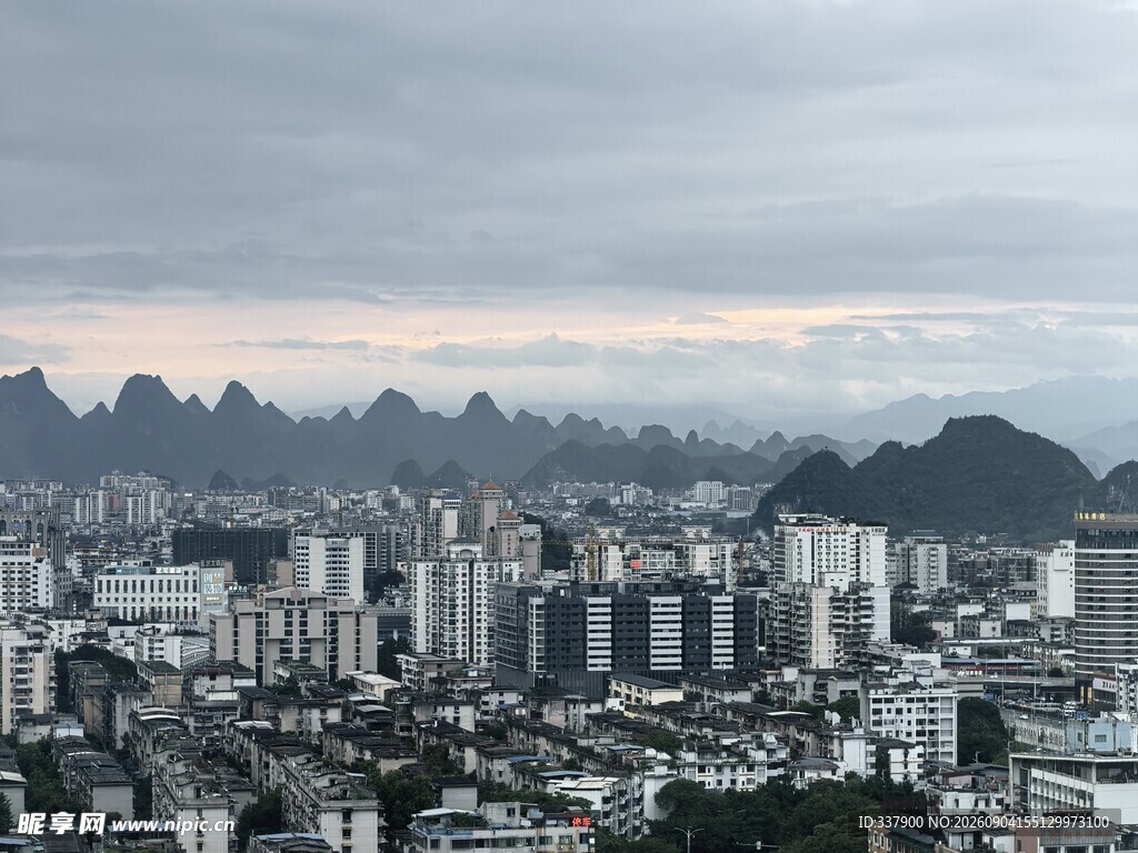 城市与远山的朦胧景致