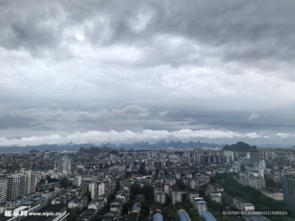 城市上空乌云密布景象