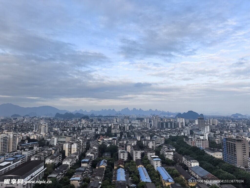 城市天际线与远山景观
