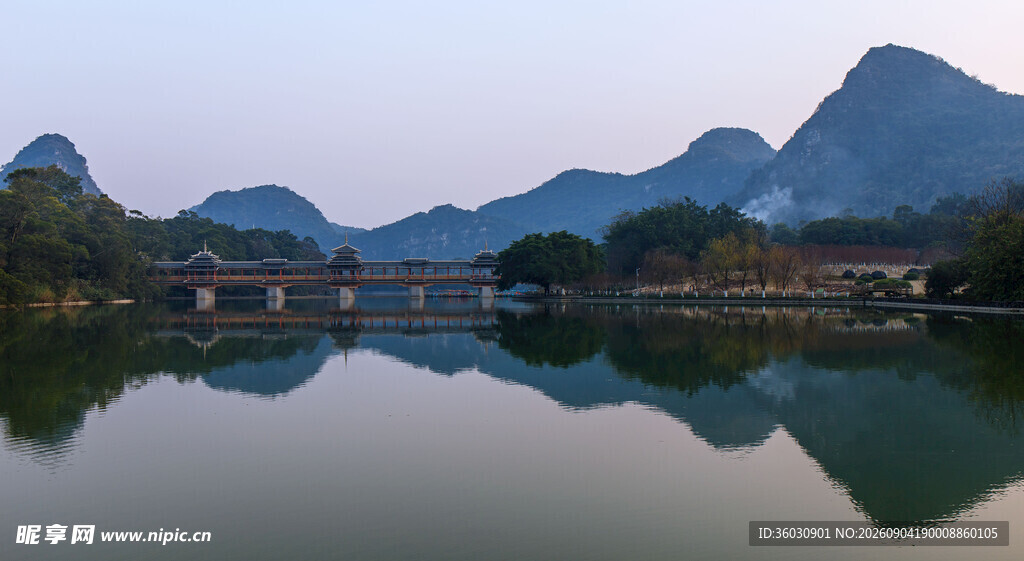 山水倒影美景如画