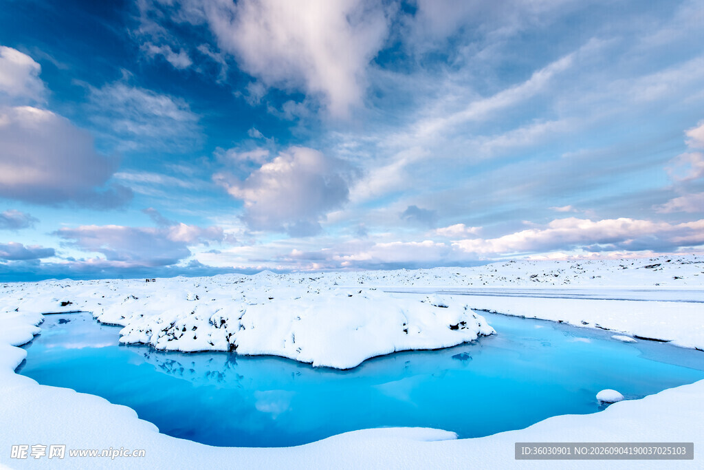 冰雪覆盖的蓝色湖泊美景