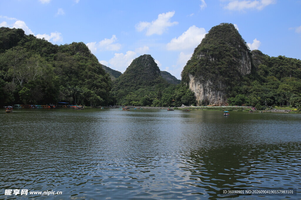山水相依的秀丽湖景