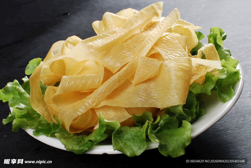 美味豆皮摆于翠绿生菜上