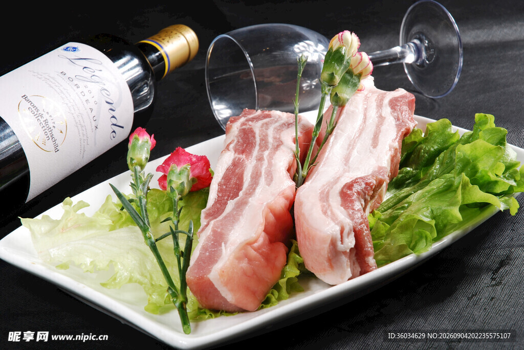 生鲜猪肉配美酒与生菜