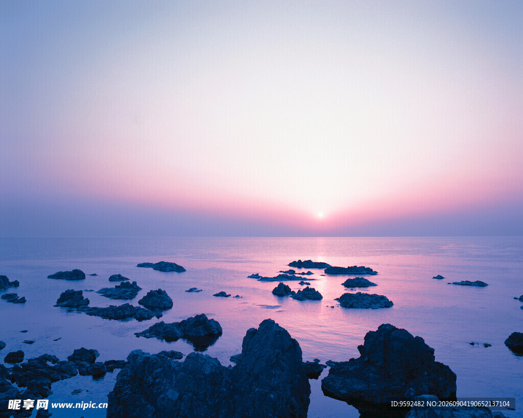 海边日落时分的礁石美景