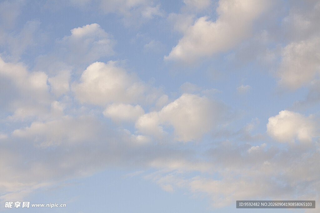 蓝天白云的纯净天空