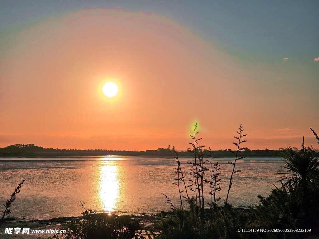 夕阳下的宁静海滨风景