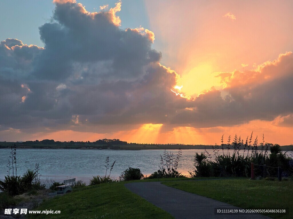 夕阳下湖畔的美丽景致