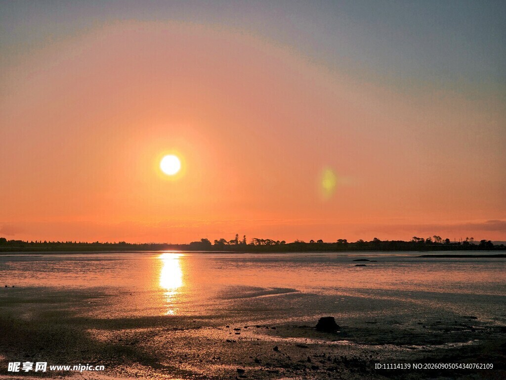 夕阳下的宁静海滨美景