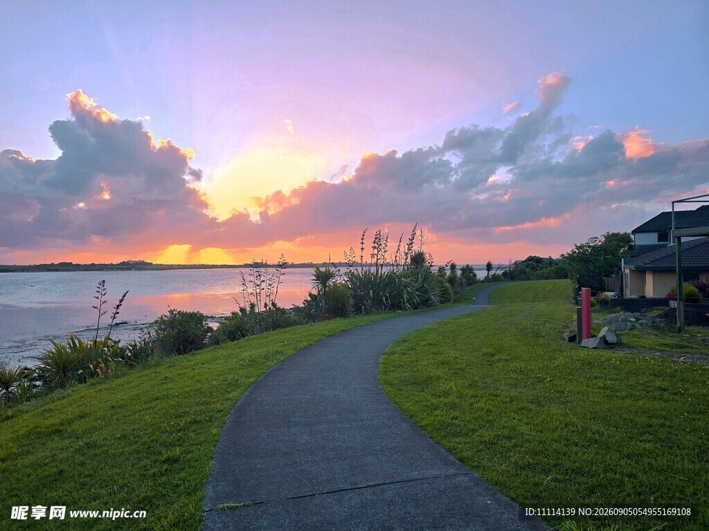 海滨夕阳下的静谧小路