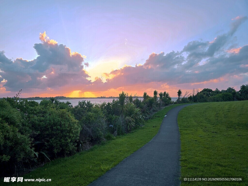 黄昏时分的美丽小路风景