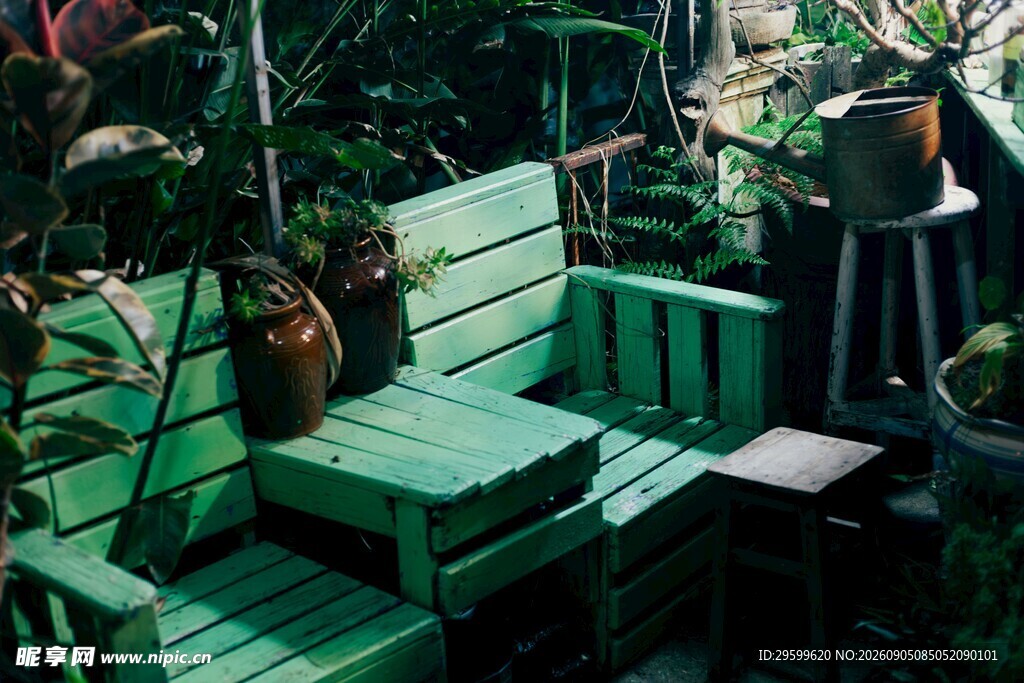 绿色户外木质桌椅绿植景