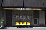 街头黄座椅的独特角落