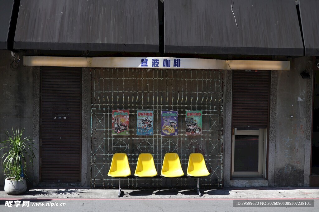 街头黄座椅的独特角落