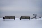 雪地上的两张长椅