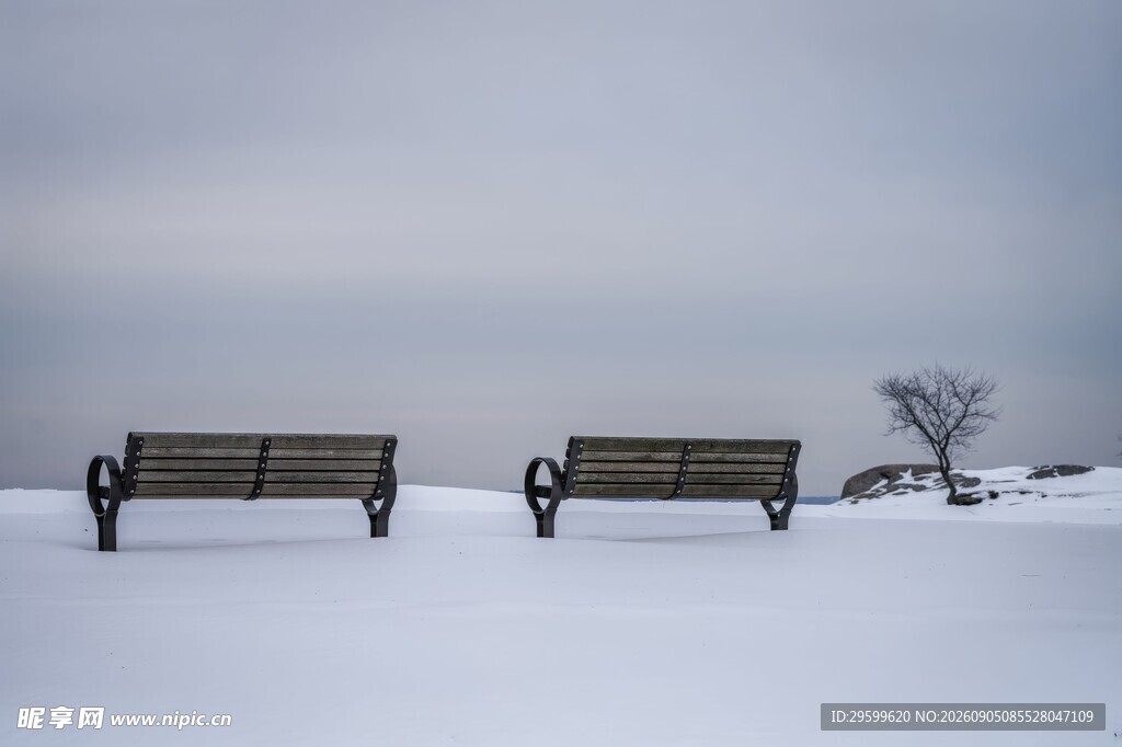 雪地上的两张长椅