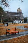 秋日公园长椅与古典建筑