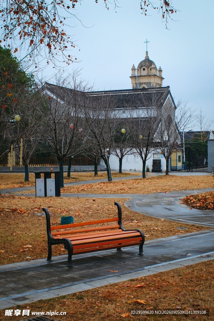 秋日公园长椅与古典建筑