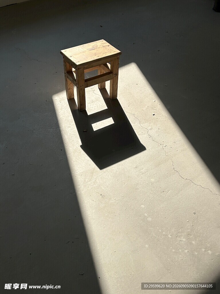 简约木凳在光影下的姿态