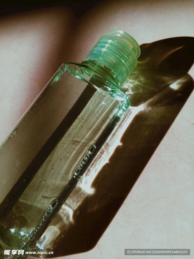 绿色晶体状物体特写
