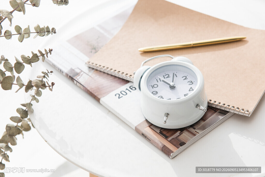 简约风桌面的计时工具与文具