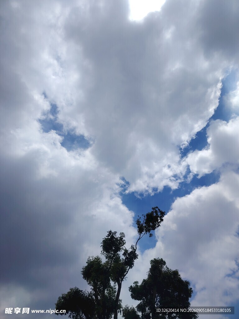 天空中奇特形状的云朵