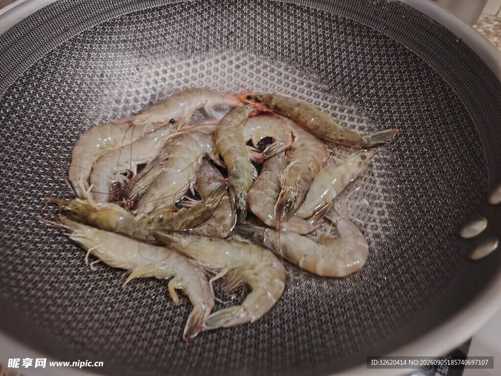 锅中烹饪的鲜虾