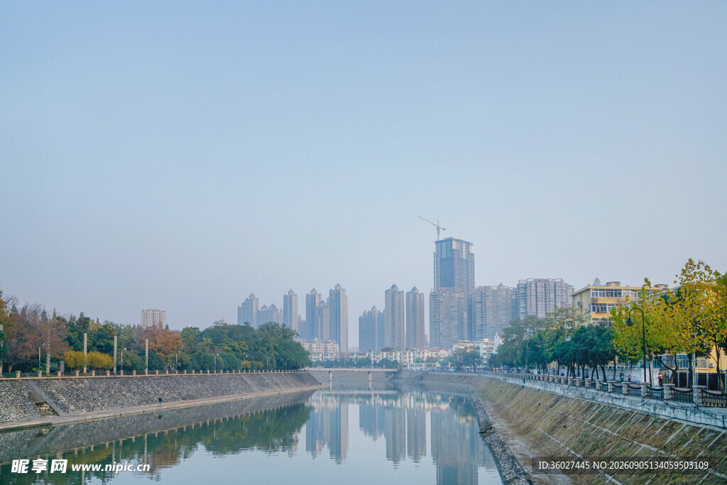 河畔城市风光静谧美好