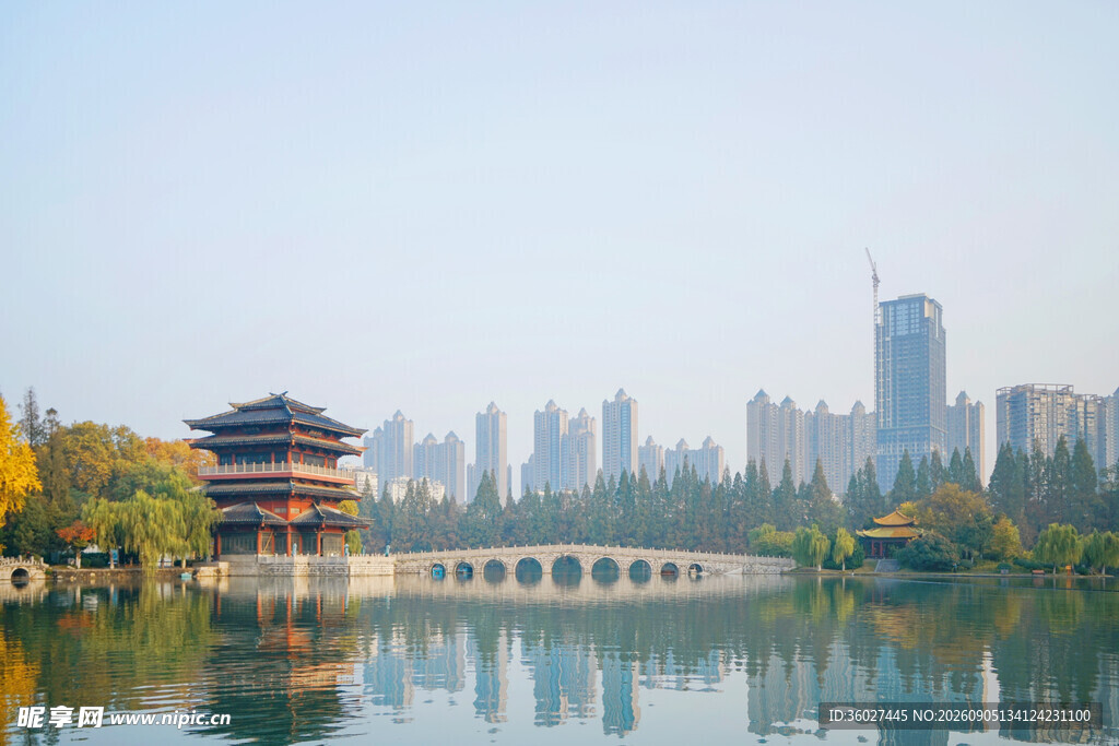 湖畔古建与现代都市景观