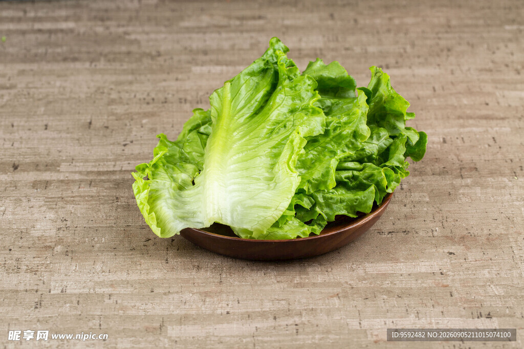 木盘里的新鲜生菜
