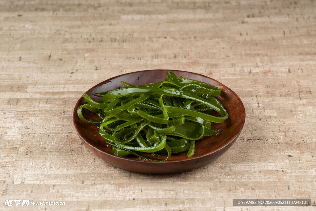 木碗中的鲜嫩青椒