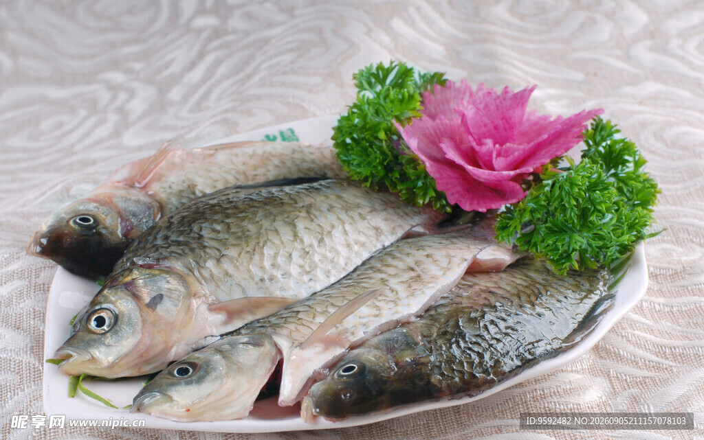 新鲜河鱼摆盘饰以鲜花