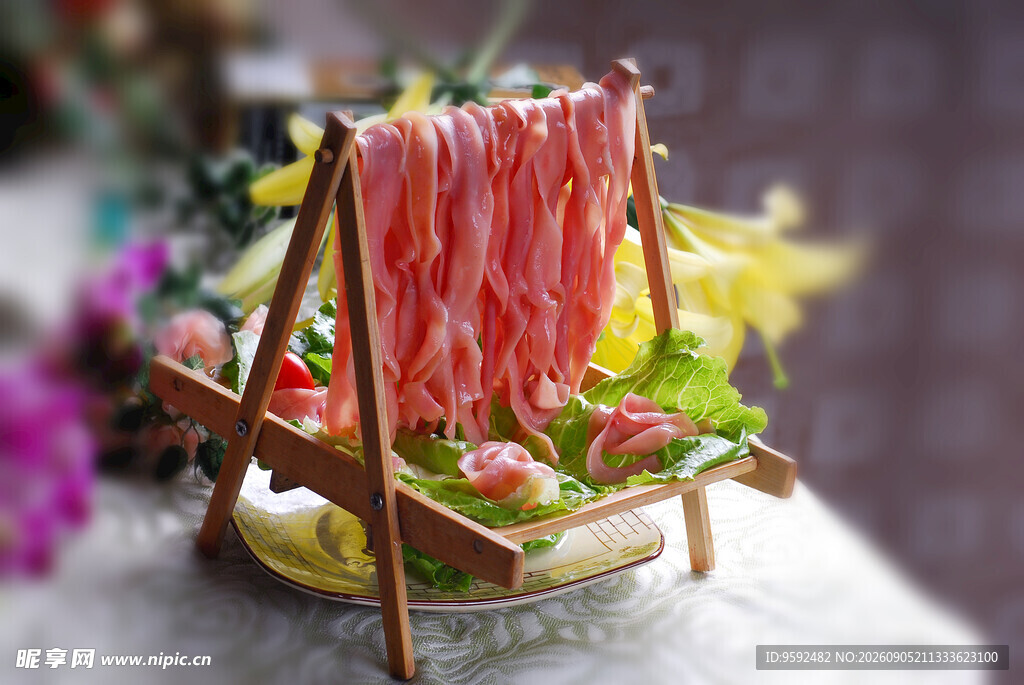 新鲜牛肉串悬挂展示